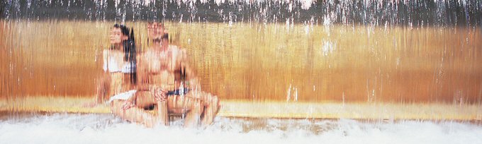 Cascata di acqua termale nelle piscine di Fonteverde SPA