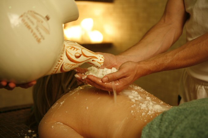 Details of a massage treatment at Fonteverde SPA