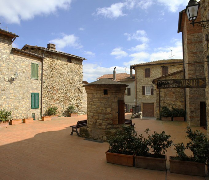 Square of Il Pozzo in Palazzone with its bar